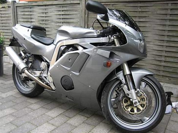 Suzuki GSXR 400 billede 1