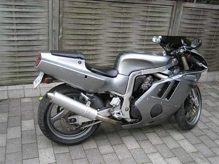 Suzuki GSXR 400 billede 2
