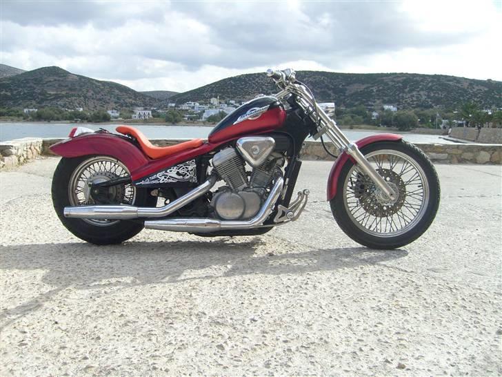 Honda VT 600 UNDER CONSTRUCTION (Tidligere MC) - Øv... Man kan godt bygge for lavt... Har meget svært ved at komme gennem hårnålene hernede med en frihøjde på 5 cm. Men fedt med en sædehøjde på 52 cm. billede 11