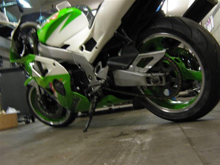 Kawasaki zxr 400 - med grønne fælge. har 2 sæt :D  billede 7