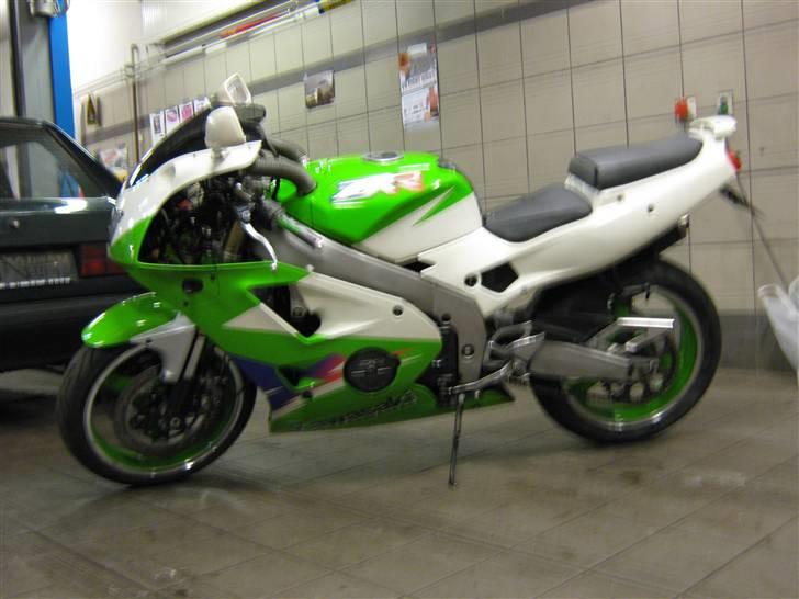 Kawasaki zxr 400 - med grønne fælge. har 2 sæt :D  billede 9