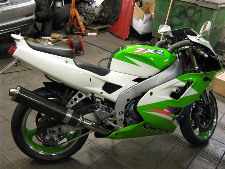 Kawasaki zxr 400 - med grønne fælge. har 2 sæt :D  billede 10