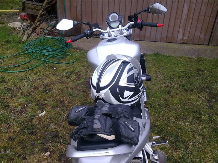 Suzuki sv 1000 n - billed fra forår 2009 første gang den var udenfor kom dog hurtigt ind igen da regnen kom billede 7