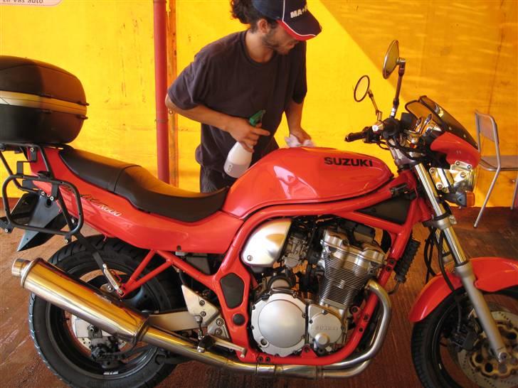 Suzuki GSF 600 Bandit - I Kroatien kan man få mc vasket - mens man nyder en sodavand - luxus billede 9