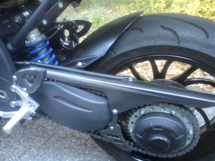 Triumph Speed Triple - Carbon kædeskærm og hajfinne billede 4