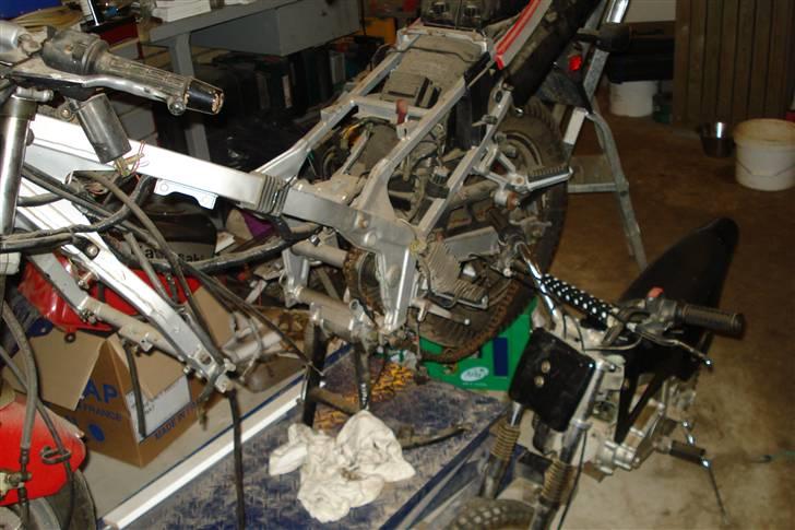 Kawasaki GPZ 600R SOLGT - Bagagerum fyldt med dele :-) billede 6