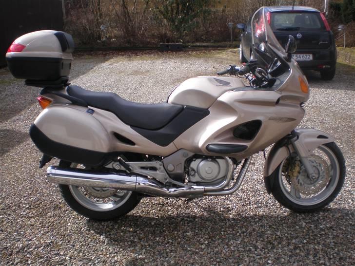 Honda Deauville NT650V  SOLGT - Ny 35 ltr. Kappa topbox malet i knallertens farve billede 2