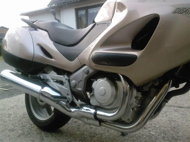 Honda Deauville NT650V  SOLGT - Lidt crom er der da at gejle på :-)) billede 5