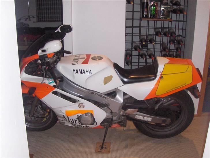 Yamaha FZR 600 SOLGT - herligt med en mc inde i hytten :D billede 4