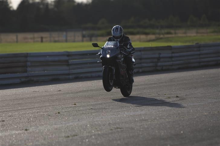 Hyosung GT250R - Vandel flyveplads: Så kom den alligevel lidt op på baghjul :P billede 12