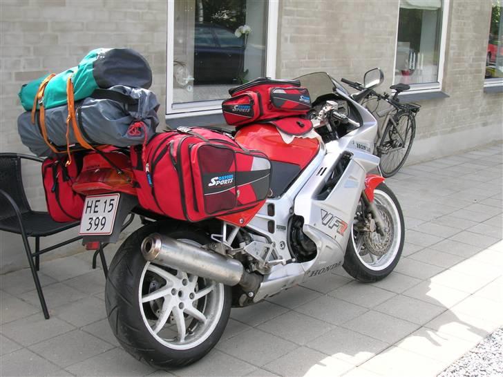 Honda vfr - så er der læs på, nu mangler der bare to personer også. billede 5