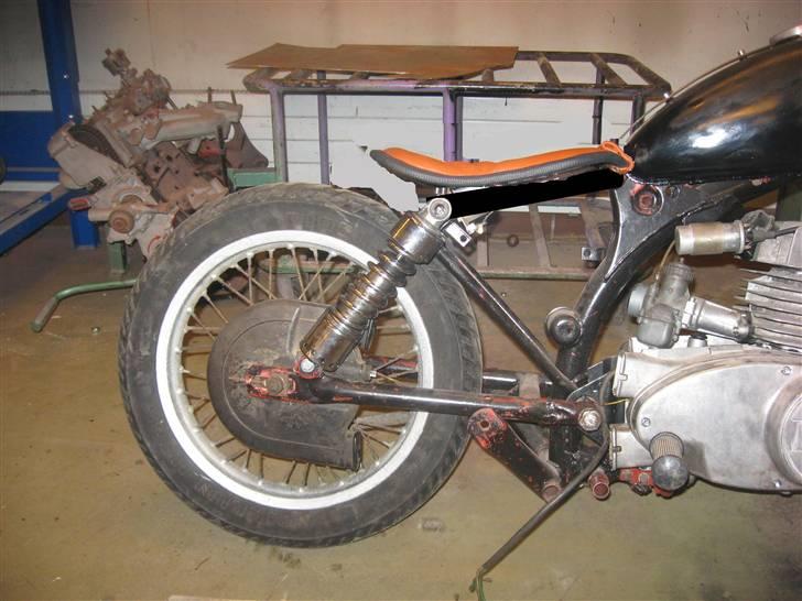 MZ TS 250  - Efter syn, bliver bagstellet kortet af og sænket. billede 13