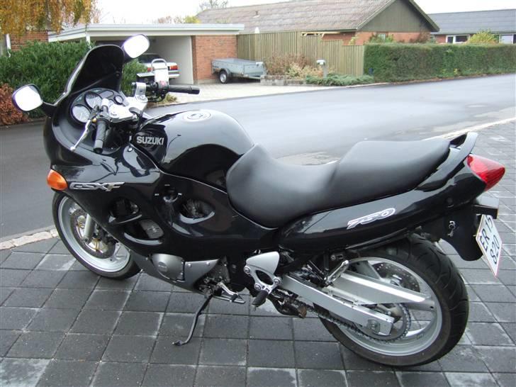 Suzuki GSX 750 F SOLGT billede 3