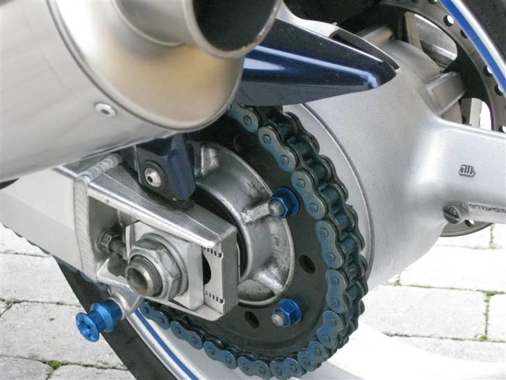 Suzuki sv1000s - blå bobbins og nye møtrikker fra pro bolt billede 12