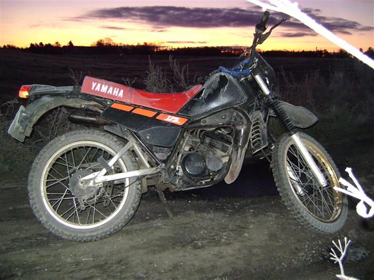 Yamaha DT 175 Solgt - På en grusvej i det nordsjællandske. Første vintermorgen... Geden opnår sin berettigelse. billede 3