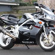 Suzuki GSX 750 R SRAD