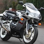 Suzuki GSX 750 R SRAD