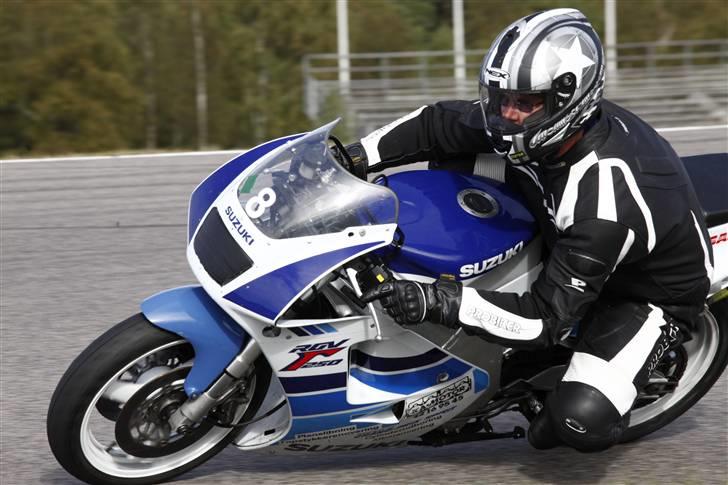 Suzuki RGV  SOLGT billede 2