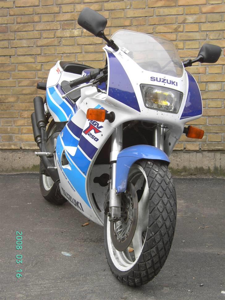 Suzuki RGV  SOLGT billede 5