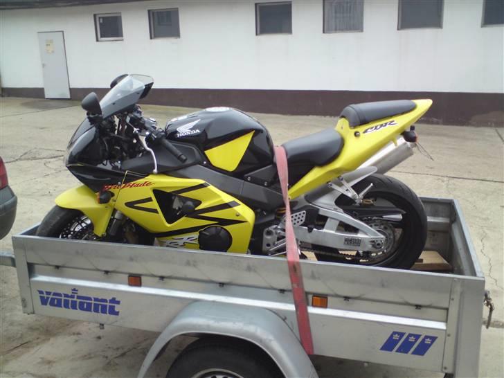 Honda Fireblade 954 - Honda´en læsset på traileren i Bad Nauheim tæt på Frankfurt. billede 10