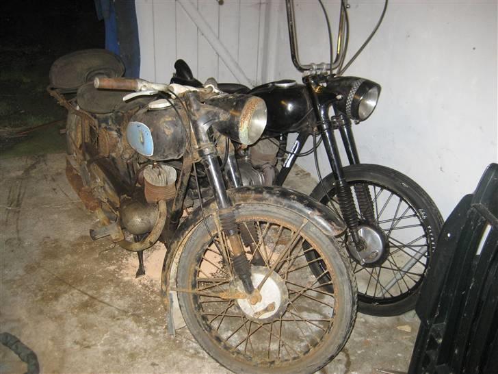 DKW rt125/2 E - Hjemme i kælderen, ved siden af den anden. billede 1