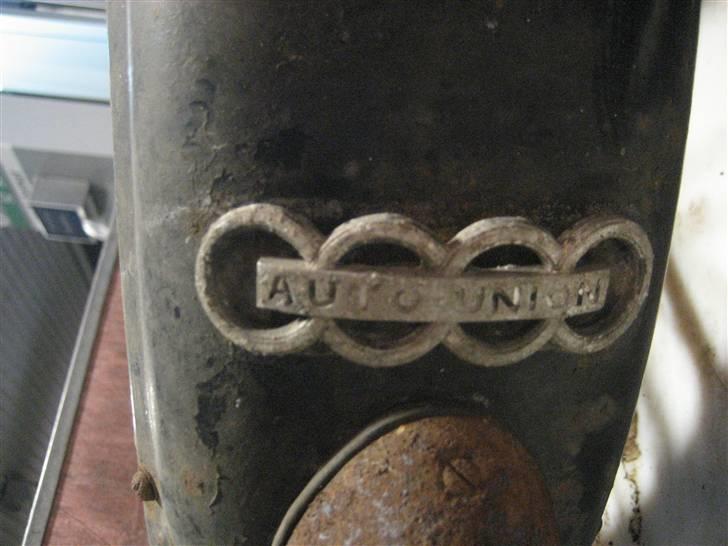 DKW rt125/2 E - Emblem på bagskærmen. billede 5