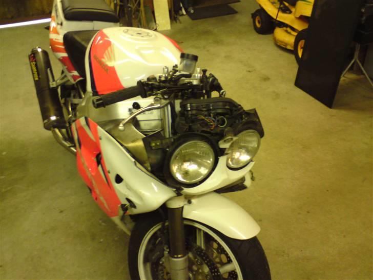 Honda Fireblade Kaput... - Bladen afgik d.26/8 2009....ære være dens minde billede 9