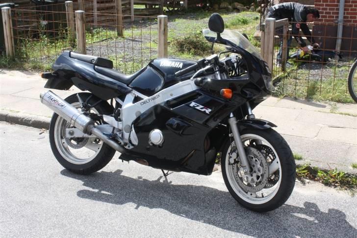 Yamaha FZR 600 billede 1