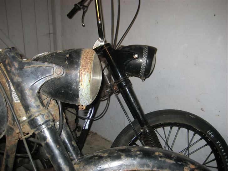 DKW rt125/2 E - Standard lygtekrans modsat med "kasket". billede 10
