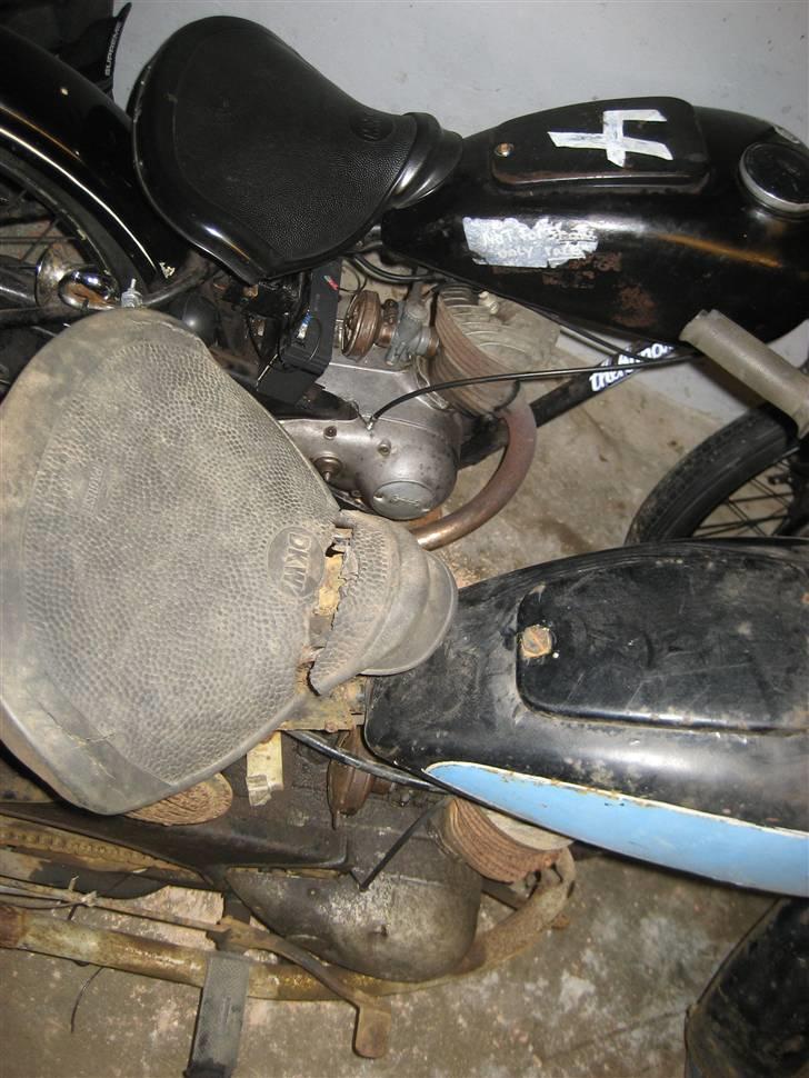 DKW rt125/2 E - Dækselet på tanken er til værktøjskassen, hvor der bl.a. kommer til at ligge en dunk totaktsolie, en tændrørsnøgle og en tændrørsbørste. billede 17