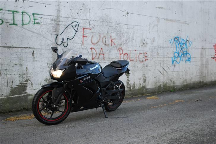 Kawasaki Ninja 250R - Graffitien er lavet af de hårde drenge fra Haderslev!  billede 4