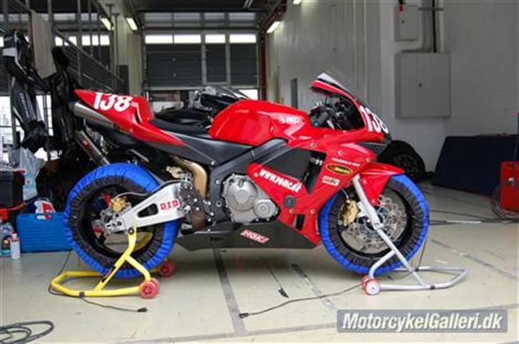 Honda CBR600RR - klar til ræs... er det ikke snart min tur til at komme ud på den??  billede 2
