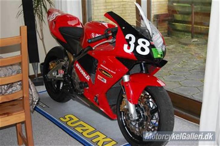 Honda CBR600RR - står da trygt og godt i stuen :)   .... på et suzuki-tæppe... nårh ja man er vel også egentlig gixxergirl!! Det må den finde sig i :) billede 4