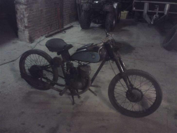 DKW rt125/2 E - Så er den ved at blive skildt ad! Efter at have kigget på den, da den stod der halvnøgen, drømte jeg pludselig om et knopbagdæk og trial-kørsel! billede 19