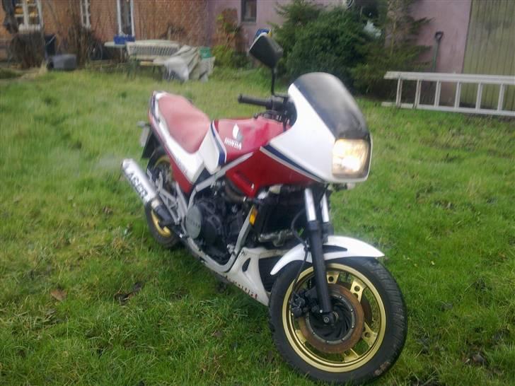 Honda vf750f billede 2