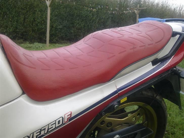 Honda vf750f - lækkert og sjældent sæde, trænger desværre snart til ny hud billede 5