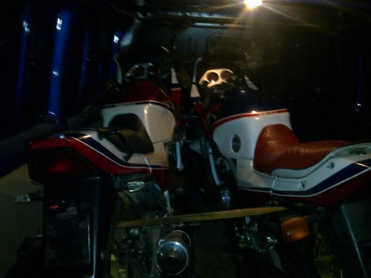 Honda vf750f - da den kom hjem sammen med donercyklen. billede 9