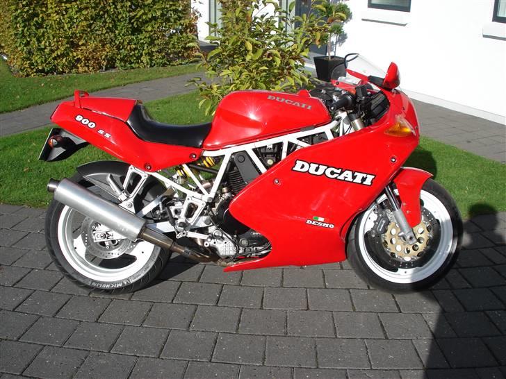 Ducati 900 SS Solgt 1.dec 2010 - Efterår med min Ducati 900 SuperSport til salg :)  billede 1