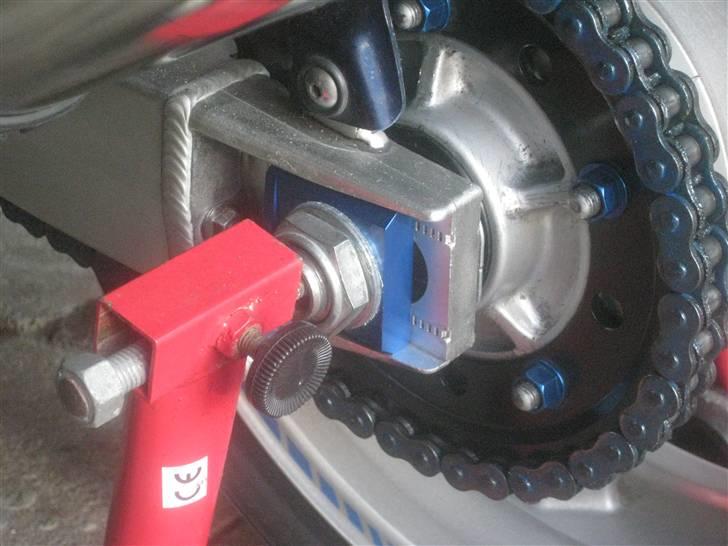 Suzuki sv1000s - nye chain adjuster blocks billede 17