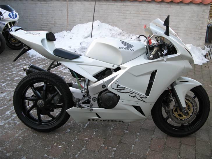 Honda VFR400 - Den ser sgu fed ud med sorte fælge også ;) billede 6