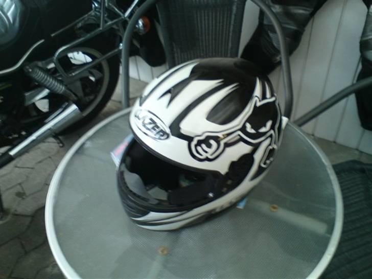 Suzuki SV1000N k6 "SOLGT" - En hjelm jeg fik med, men den kommer til at sidde på passageren billede 2