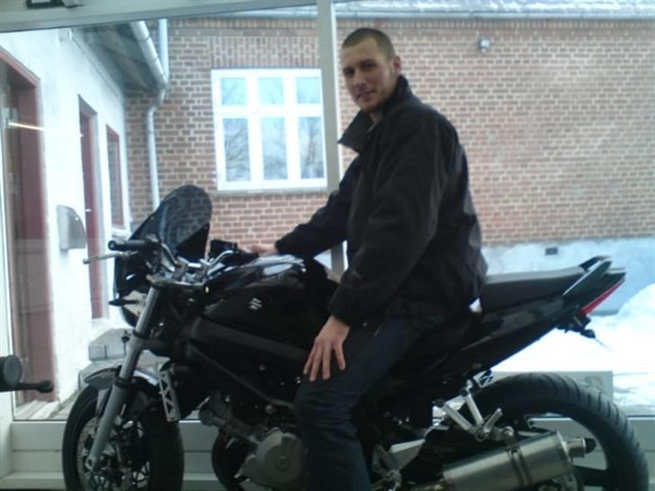 Suzuki SV1000N k6 "SOLGT" - Første gang jeg satte mig på ned hos forhandler billede 7