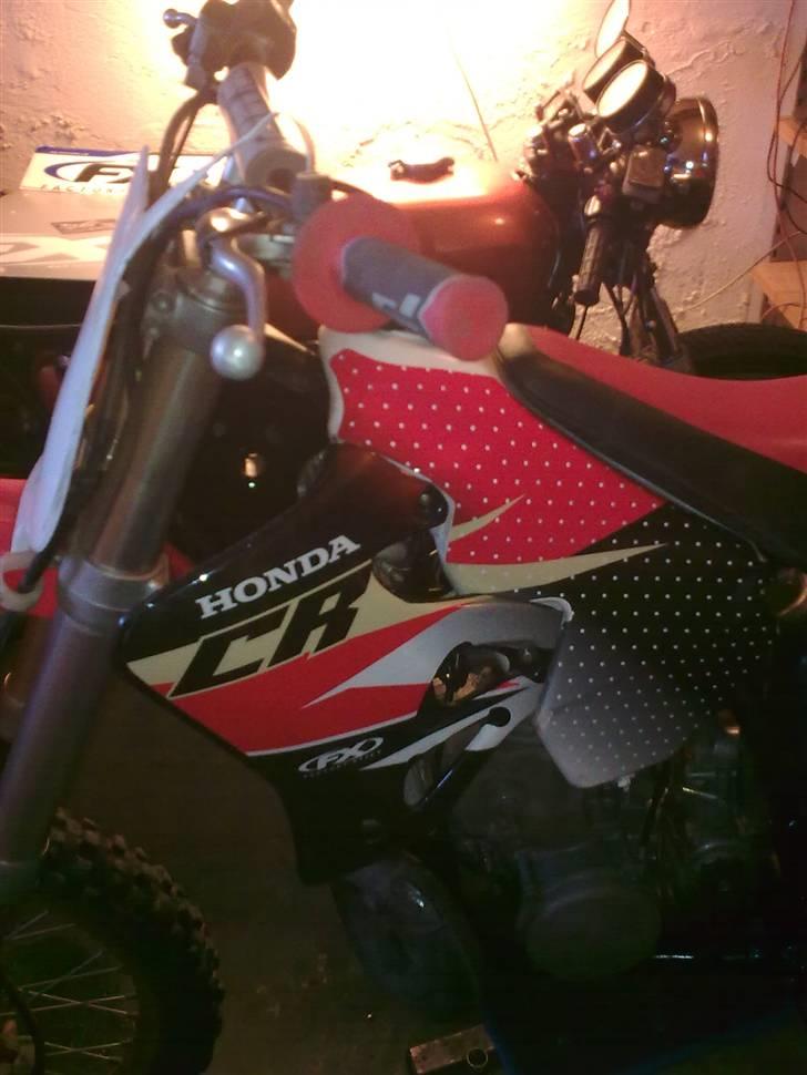 Honda CR 250 R *SOLGT* - Så blev stellet malet, og de nye stafferinger monteret.  billede 9