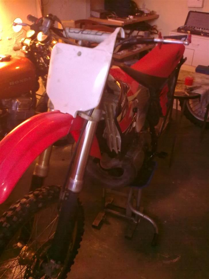 Honda CR 250 R *SOLGT* - Så blev stellet malet, og de nye stafferinger monteret. Mangler lige de sidste små ting.  billede 11
