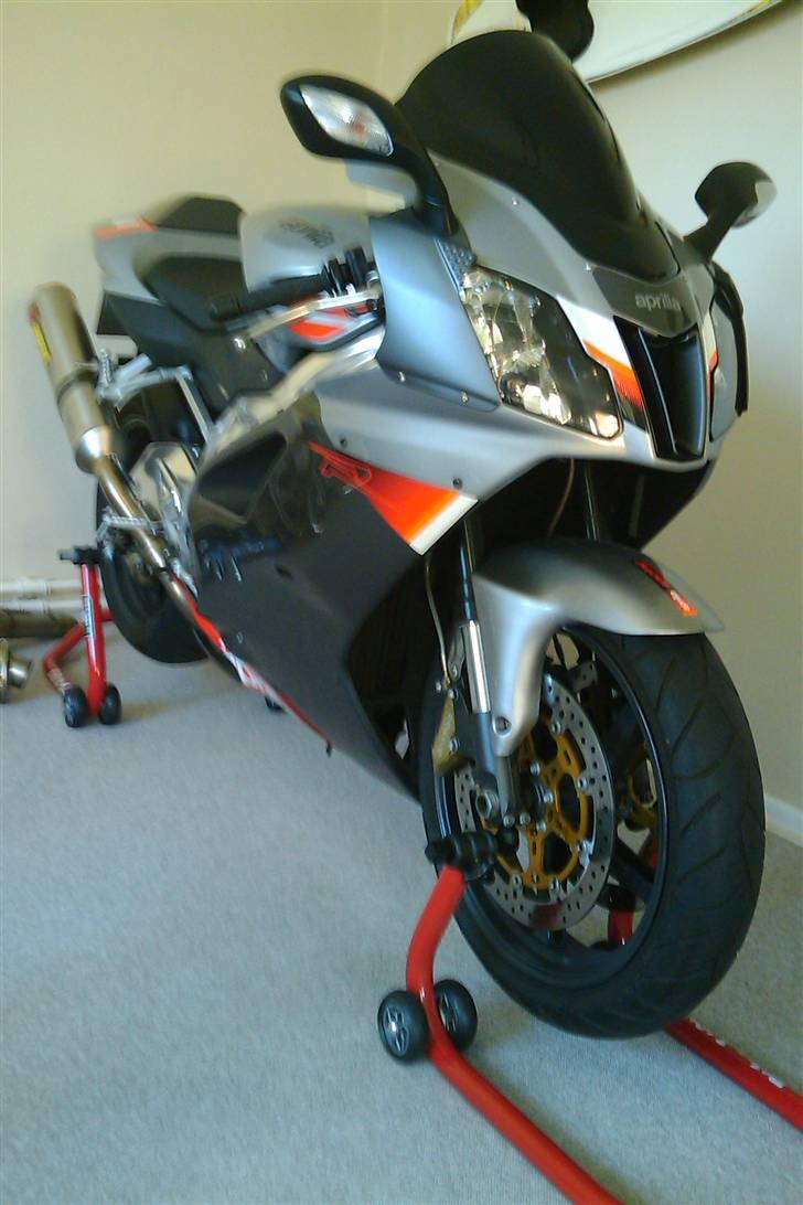 Aprilia RSV 1000 R..SOLGT jun2010 billede 2