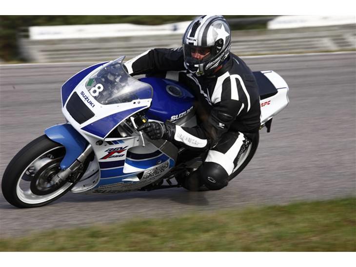 Suzuki RGV  SOLGT billede 1