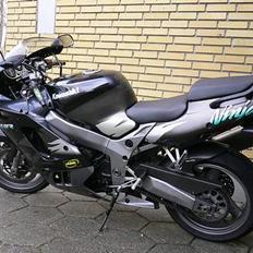 Kawasaki ZX9R  (SOLGT)