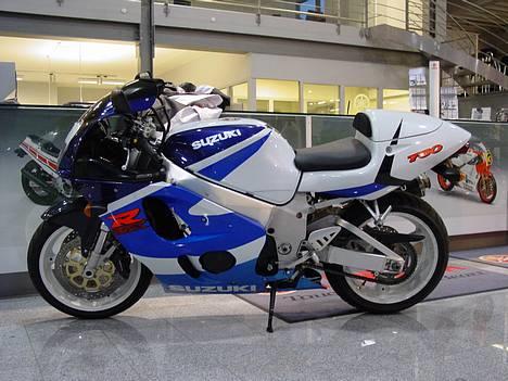 Suzuki "Solgt" GSX-R 750 - Lille juleaften 2004. Klar til vinteropbevaring. Den længste vinter i mit liv c", billede 1