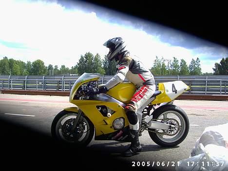 Yamaha FZR - Ja det er så mig på min racer... Taget i Sverige billede 1