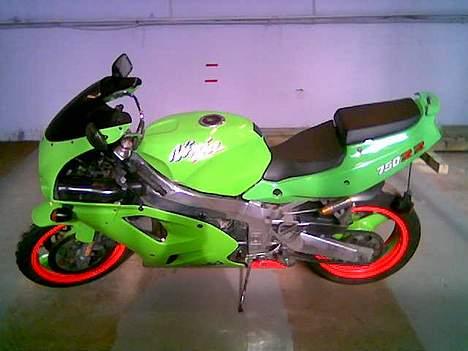 Kawasaki ZXR750R (M) **solgt** - Her er det første billede med bagsæde og hjemme-lakering... Næsten færdig-samlet... billede 8